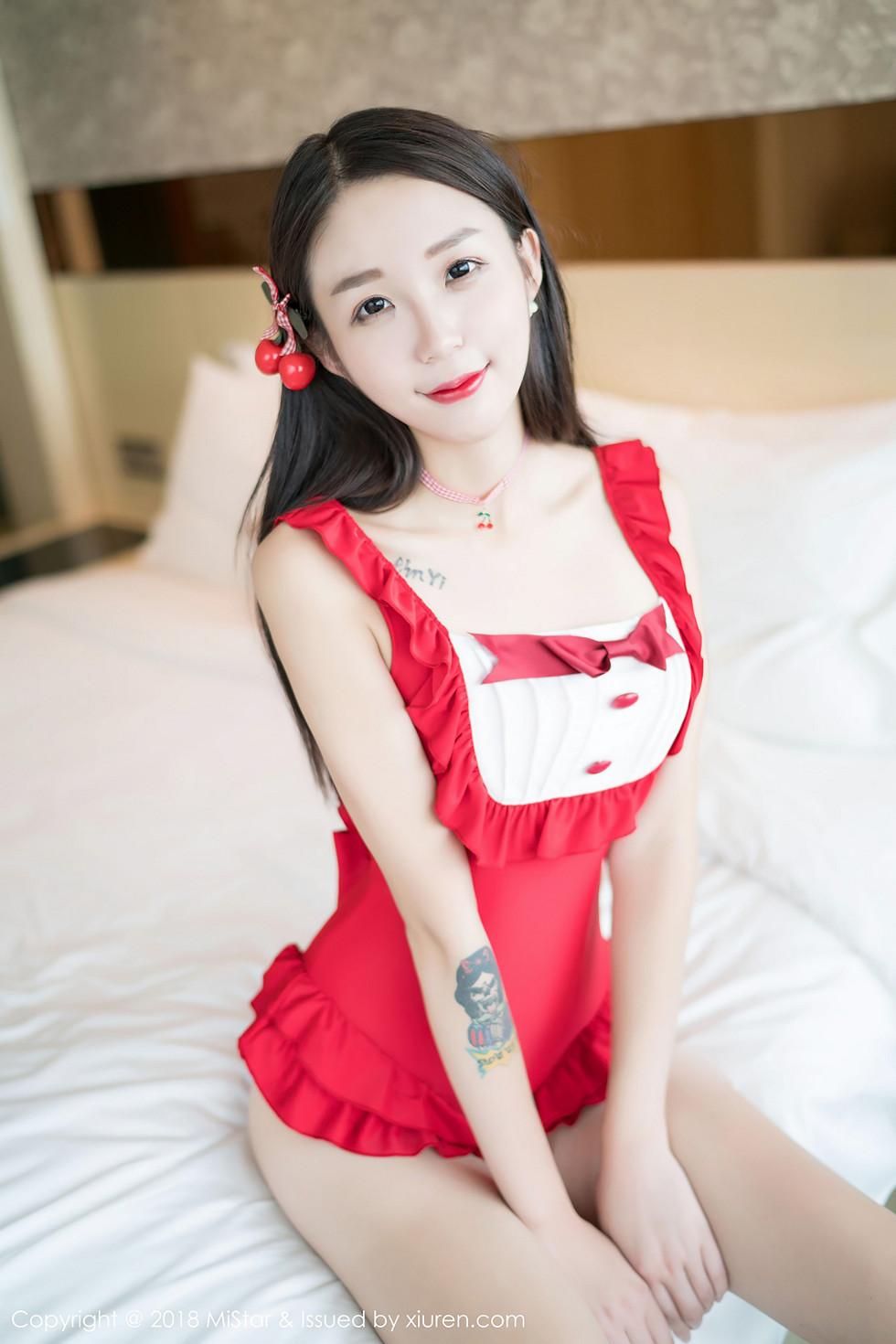 白沫私房红色连体睡衣+白色蕾丝内衣半脱绝美写真48P