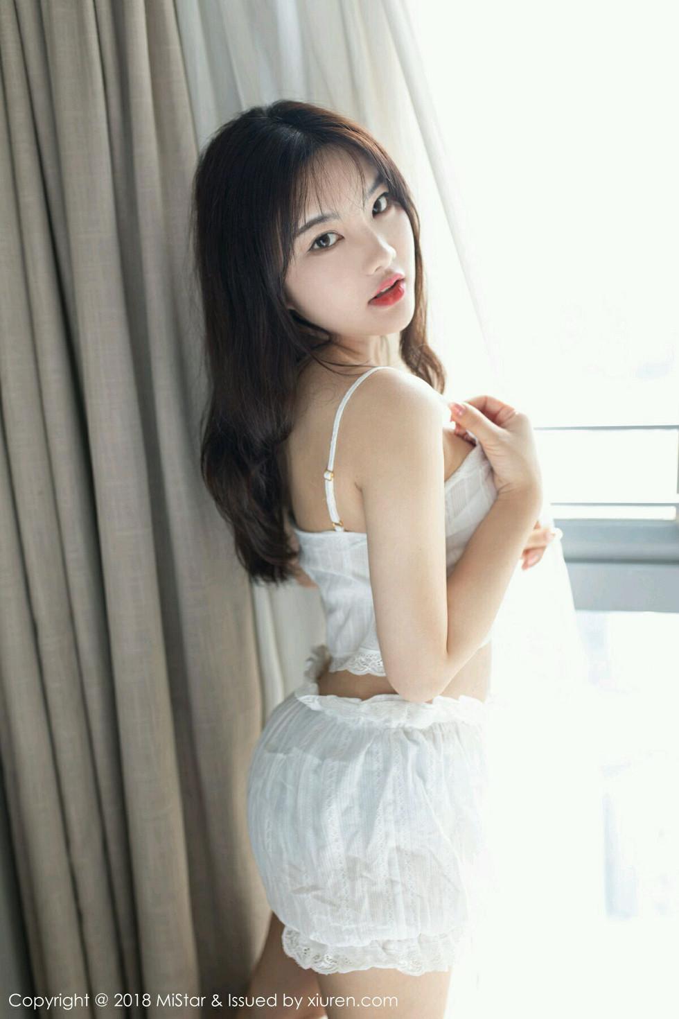 小仓鼠私房白色吊带裙+黑色情趣内衣完美爆乳绝美写真32P
