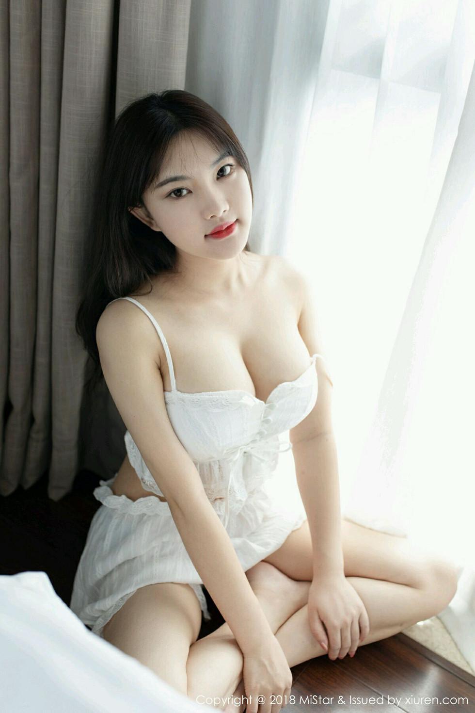 小仓鼠私房白色吊带裙+黑色情趣内衣完美爆乳绝美写真32P 3