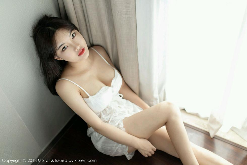 小仓鼠私房白色吊带裙+黑色情趣内衣完美爆乳绝美写真32P 4
