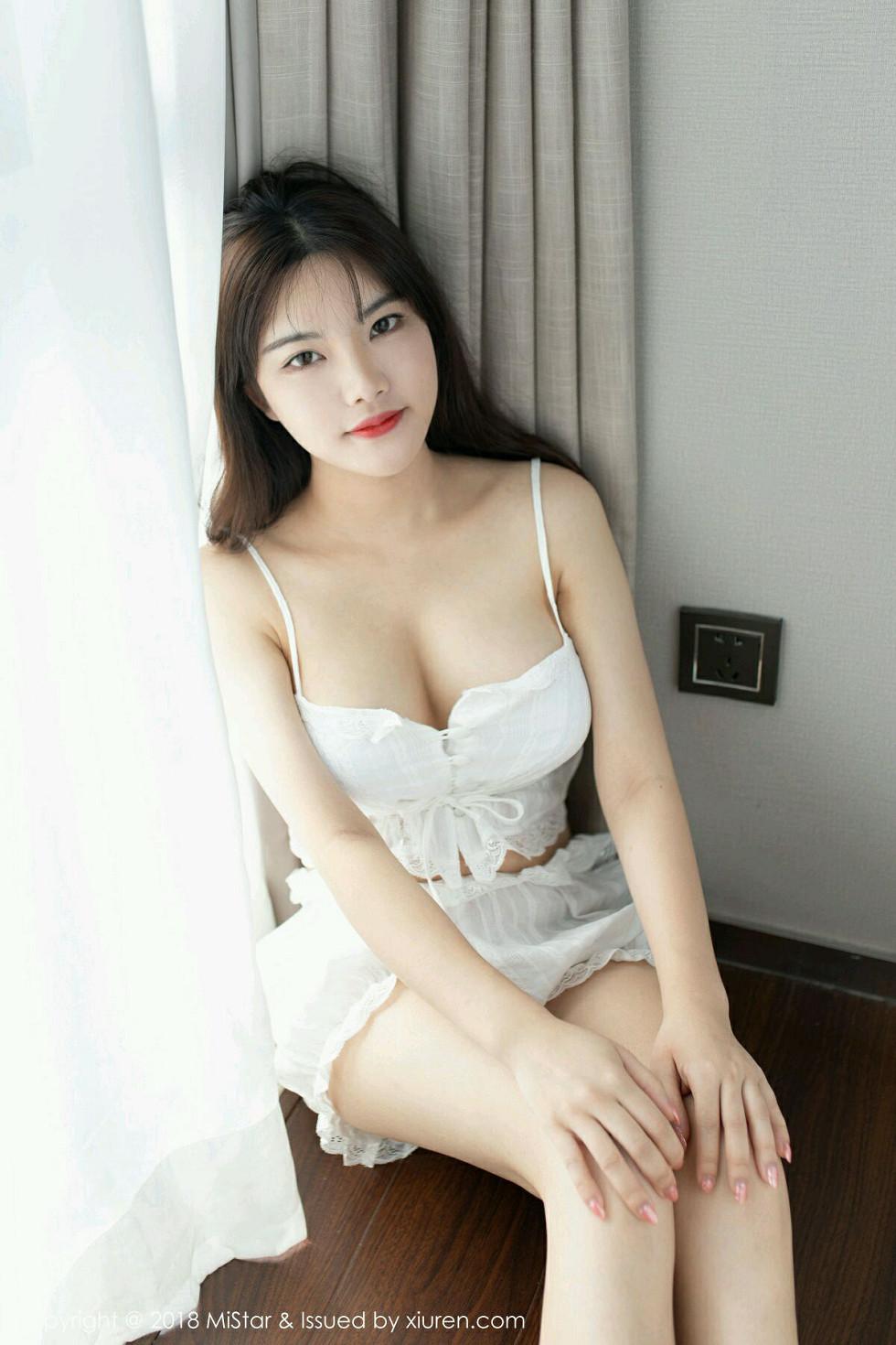 小仓鼠私房白色吊带裙+黑色情趣内衣完美爆乳绝美写真32P 6