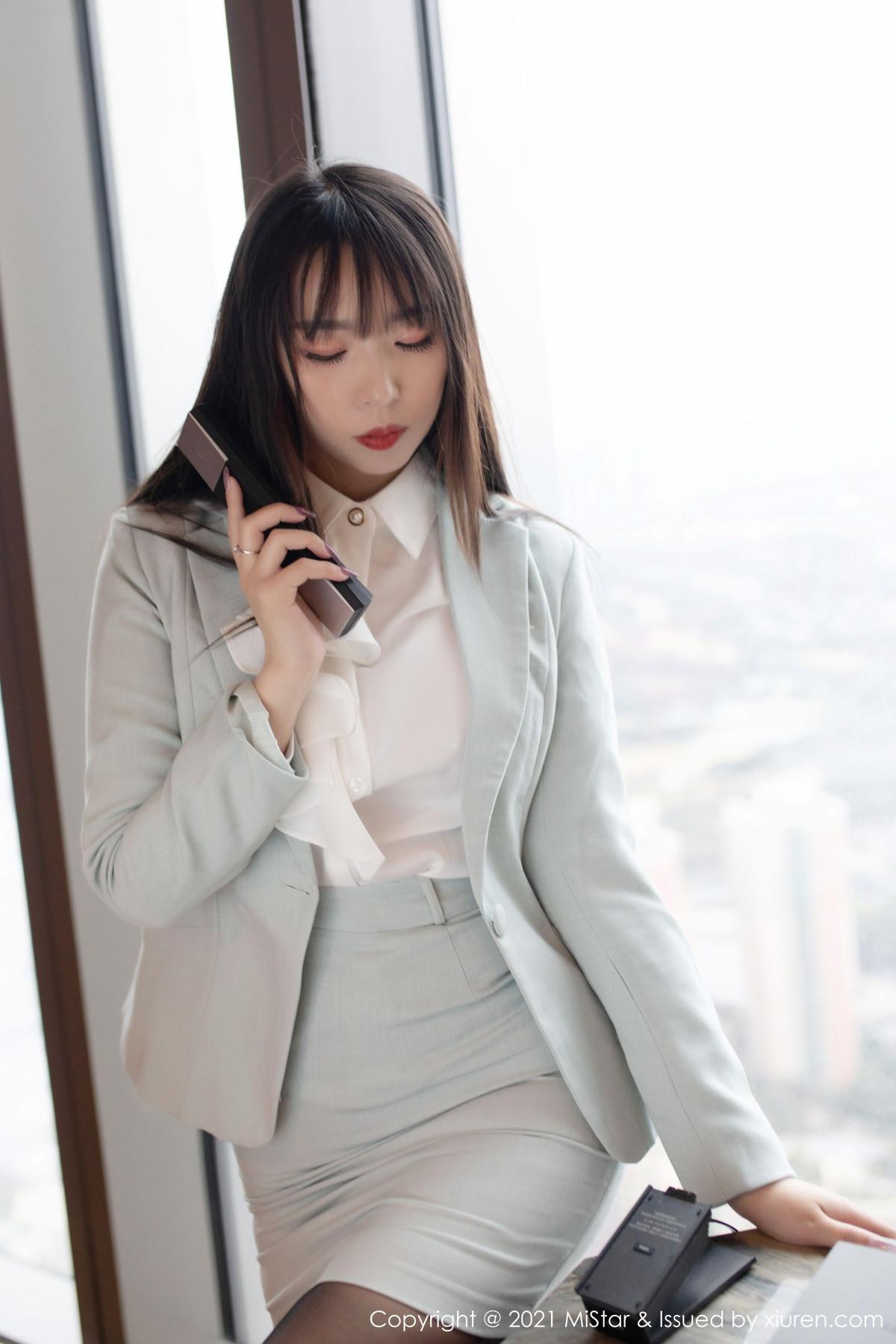 小波多职场制服黑丝OL主题半撩露无内黑丝裤袜绝美写真46P