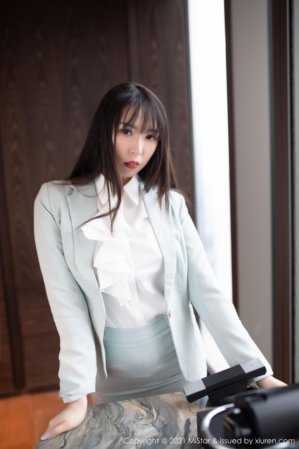 小波多职场制服黑丝OL主题半撩露无内黑丝裤袜绝美写真46P 3
