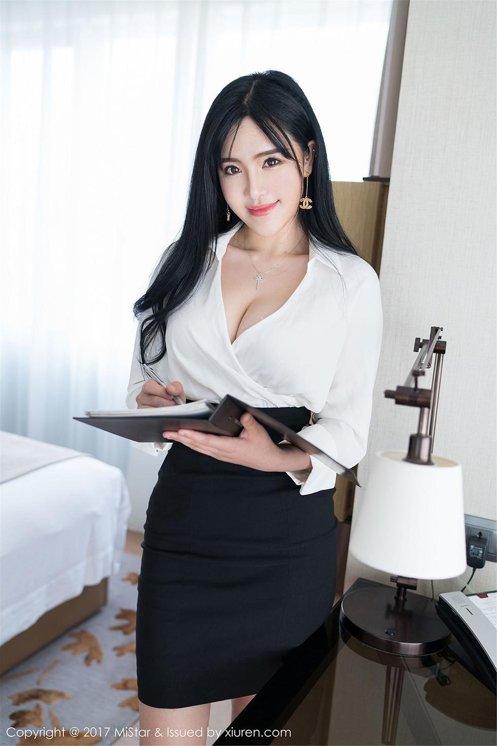 Liu Yue'er Office OL Outfit Show Perfect Figure Displaying Impressive Beautiful Breasts Exquisite Photoset 40P 8