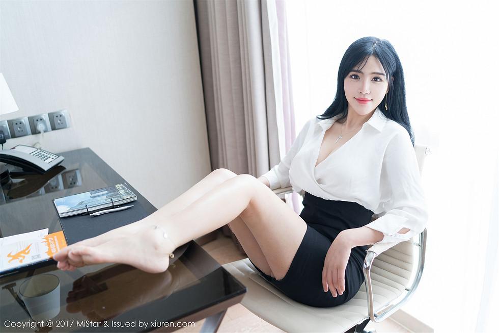 Liu Yue'er Office OL Outfit Show Perfect Figure Displaying Impressive Beautiful Breasts Exquisite Photoset 40P 9
