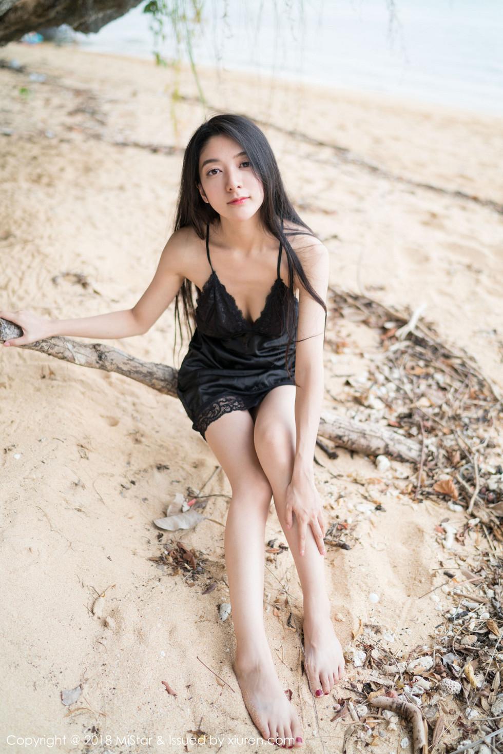 小热巴甲米旅拍沙滩上开胸毛衣+黑色蕾丝睡裙绝美写真40P 3
