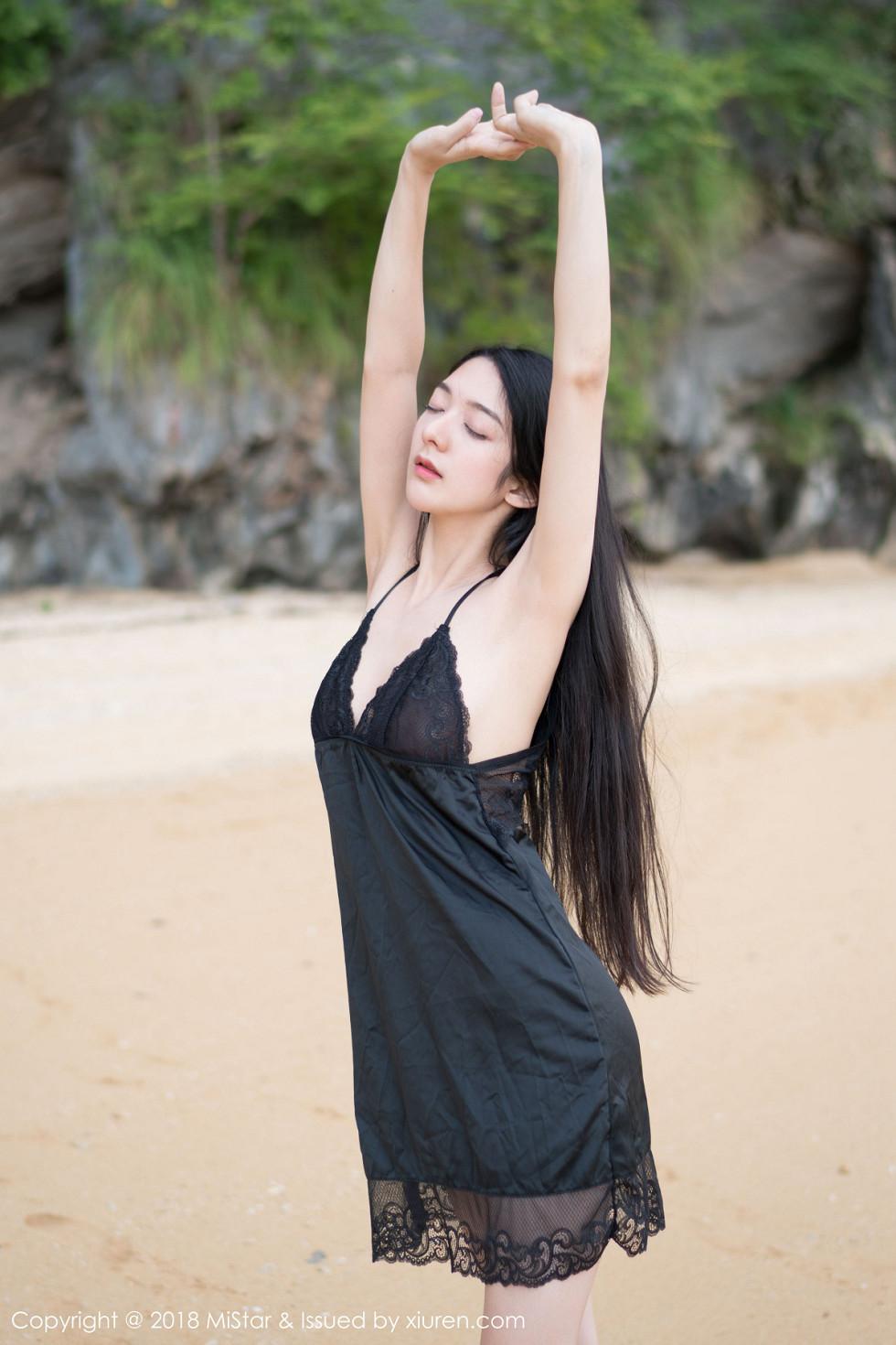 小热巴甲米旅拍沙滩上开胸毛衣+黑色蕾丝睡裙绝美写真40P 5